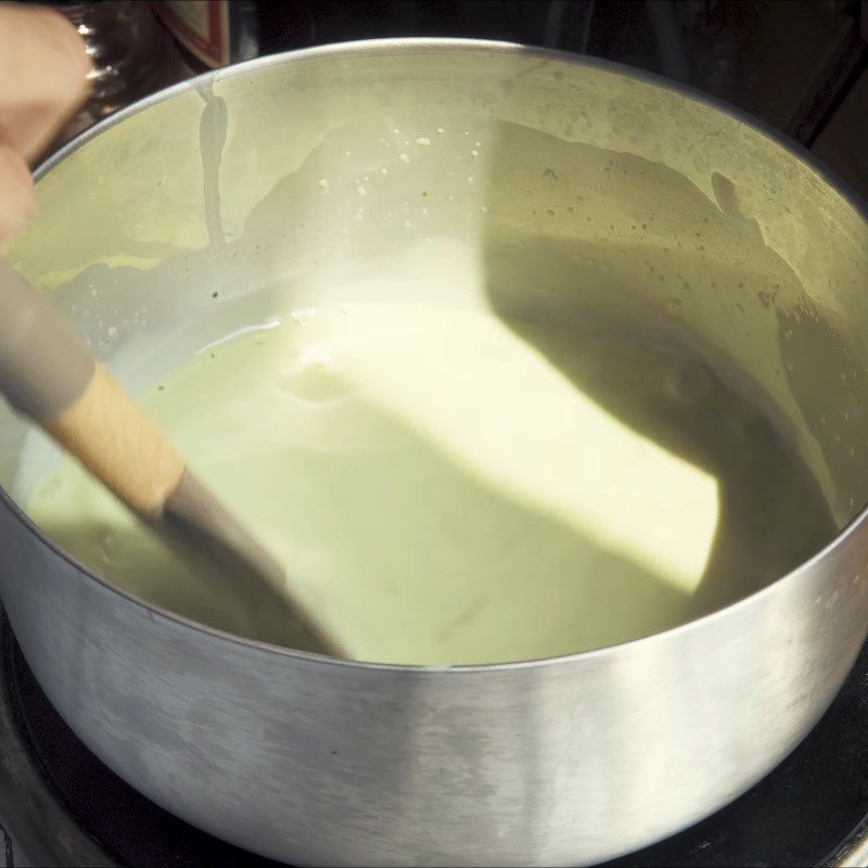 Step 2 Cooking the milk mixture Fresh milk fried with green tea flavor