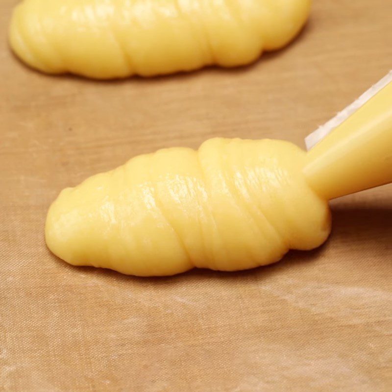 Step 3 Cook the shell dough for choux pastry with green tea cream filling