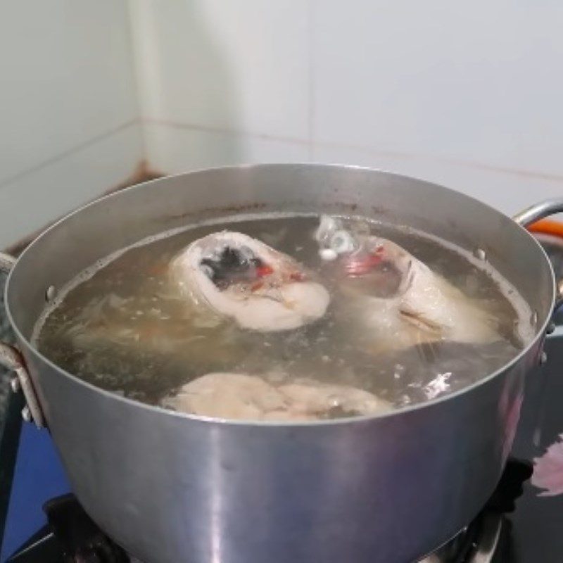 Step 4 Cook sour fish with giang leaves Sour fish cooked with giang leaves