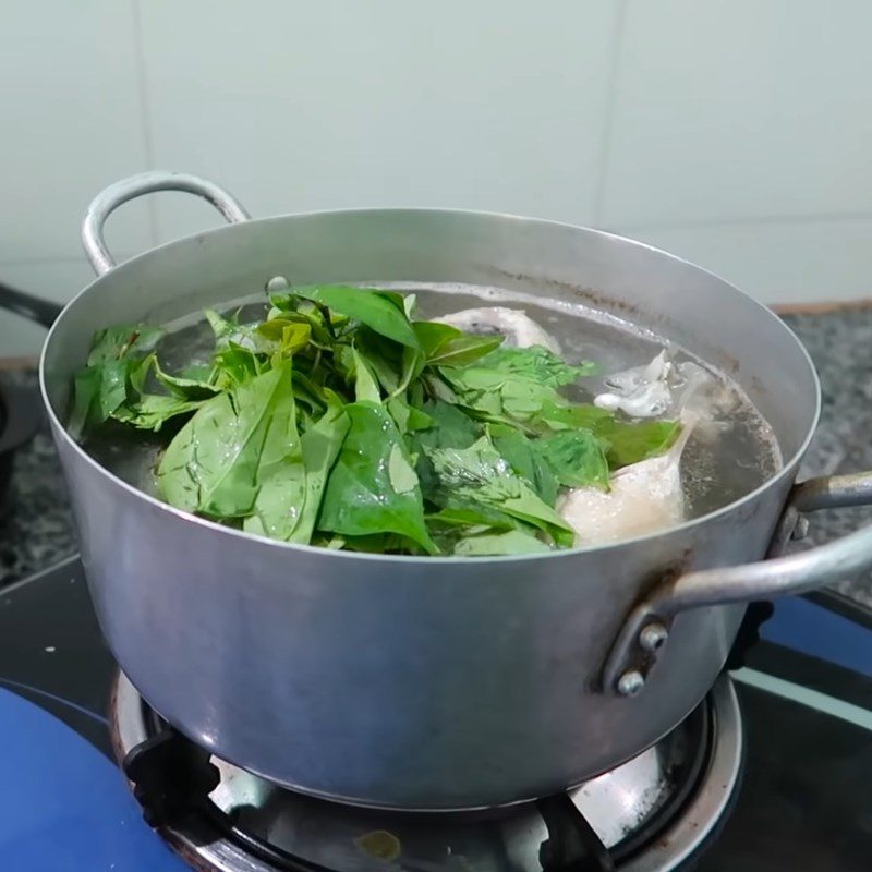 Step 4 Cook sour fish with giang leaves Sour fish cooked with giang leaves