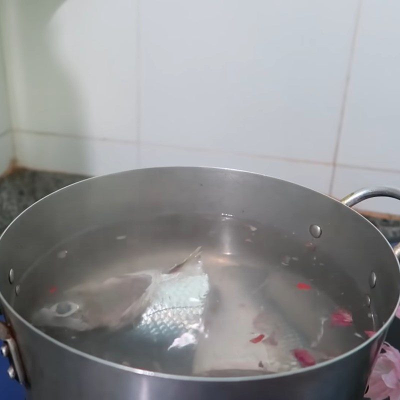 Step 4 Cook sour fish with giang leaves Sour fish cooked with giang leaves