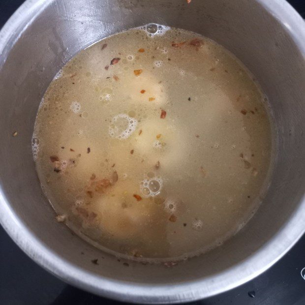 Step 3 Cook the soup Fresh shrimp moringa soup