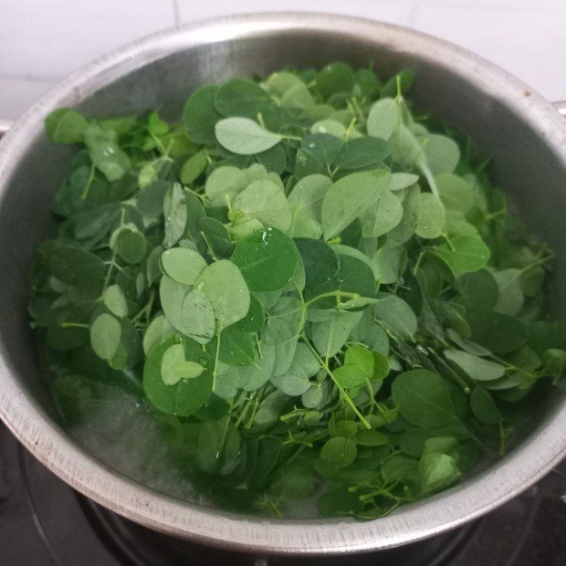 Step 3 Cook the Moringa soup with fresh shrimp