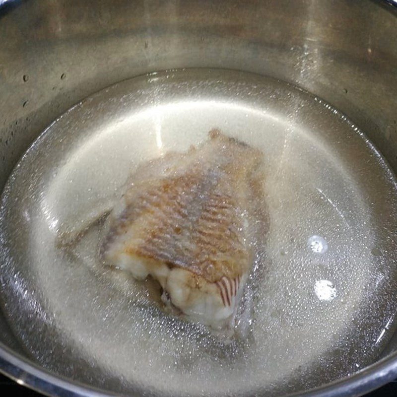 Step 3 Cook the soup Sour soup with tilapia cooked with vinegar