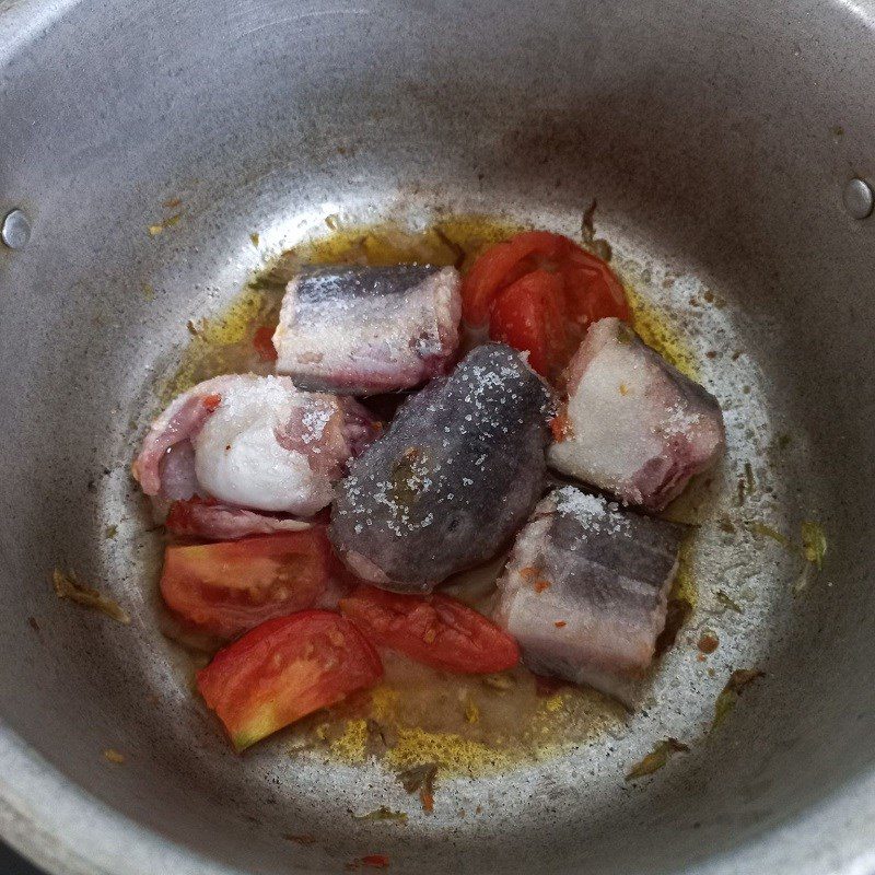 Step 3 Cooking soup Sour bamboo shoot fish soup