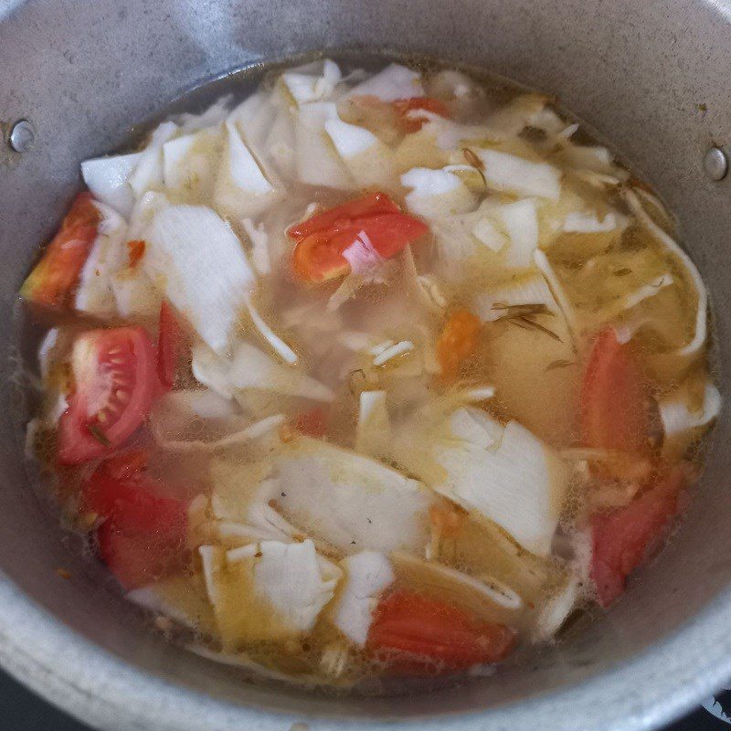 Step 3 Cooking soup Sour bamboo shoot fish soup