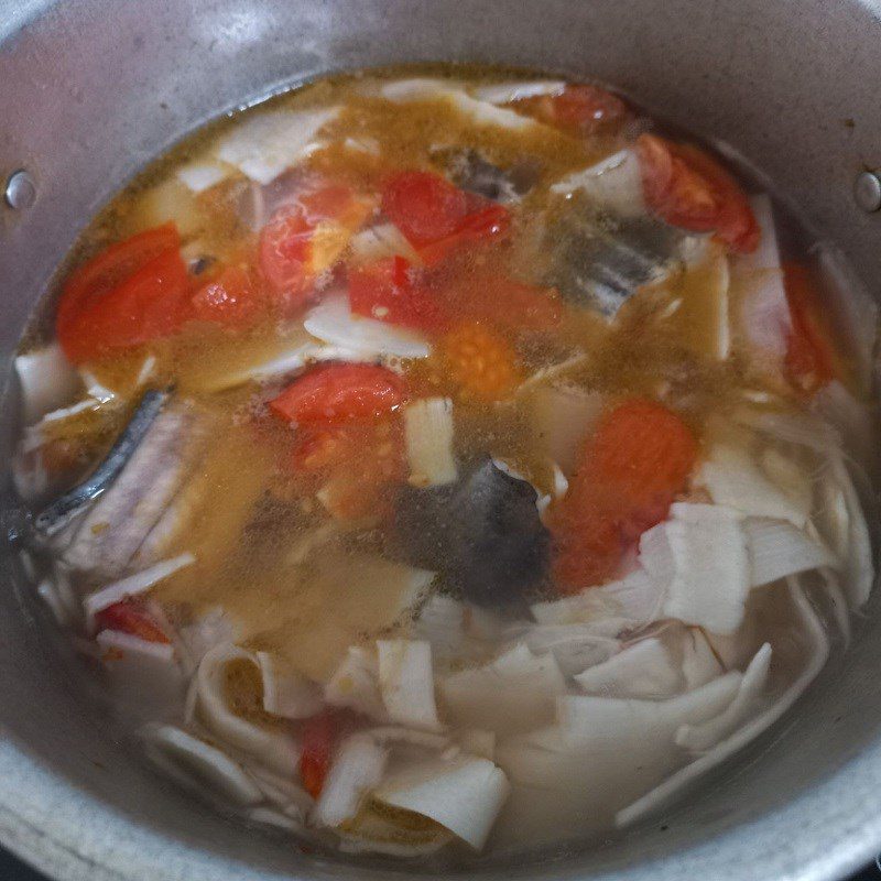 Step 3 Cooking soup Sour bamboo shoot fish soup