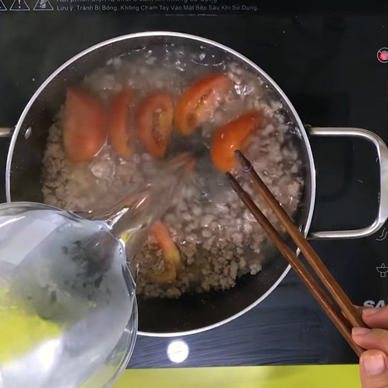 Step 3 Cook the soup Tomato egg soup with minced meat