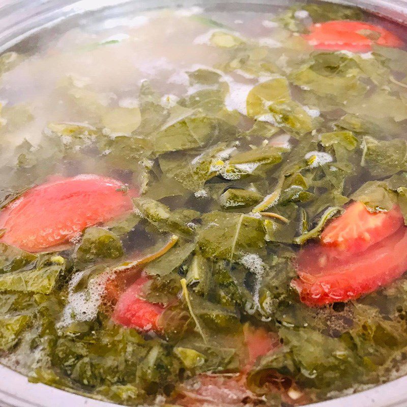 Step 3 Cooking sour fish soup with sour leaves