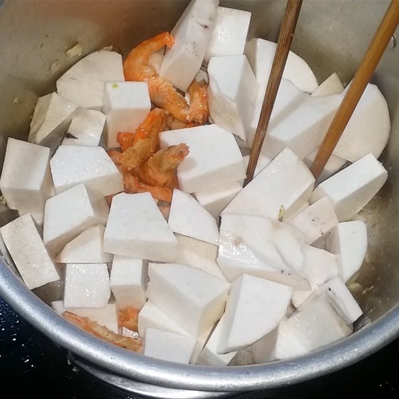 Step 2 Cook the soup for Taro Soup with Dried Shrimp