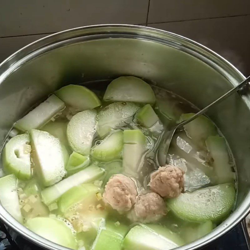 Step 4 Cook the soup for fish cake soup