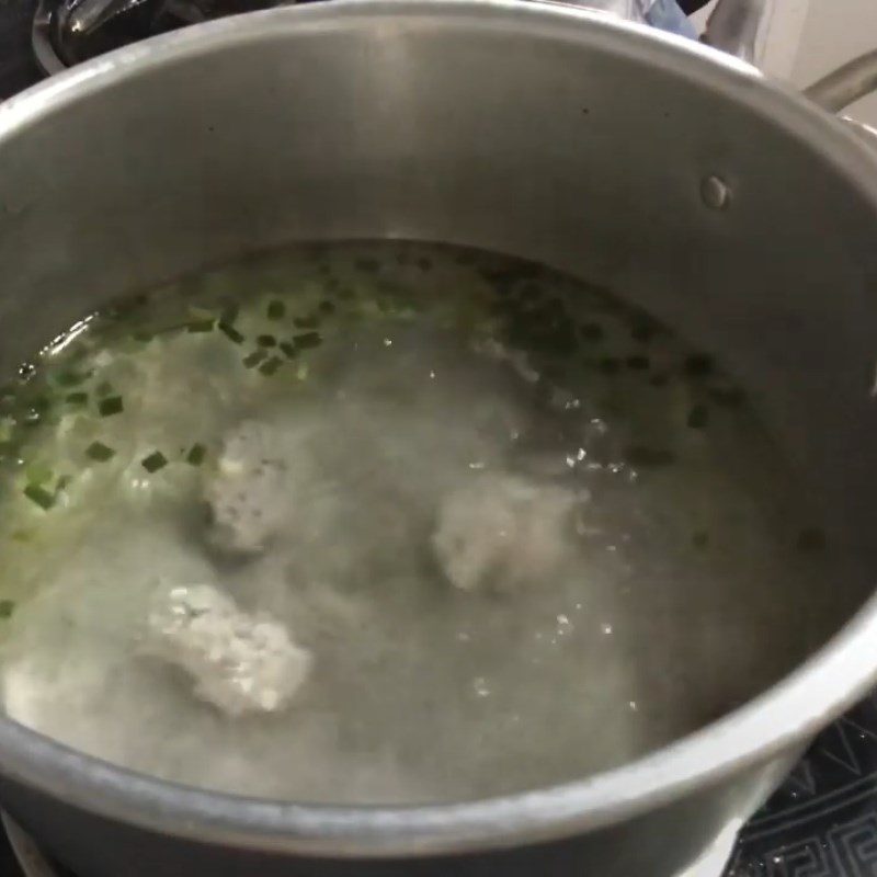 Step 3 Cooking fish cake soup with chives