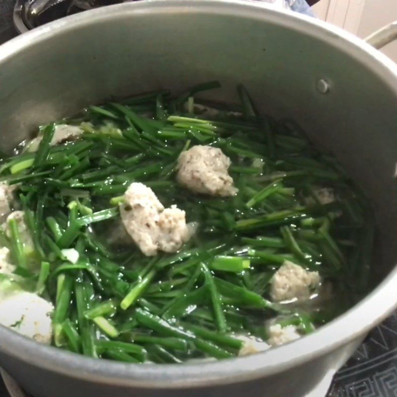 Step 3 Cooking fish cake soup with chives