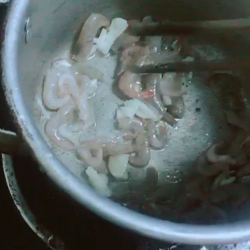 Step 3 Cook the soup Fresh shrimp taro soup