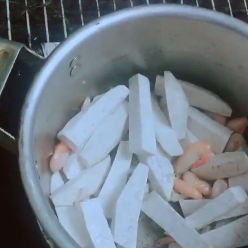 Step 3 Cook the soup Fresh shrimp taro soup