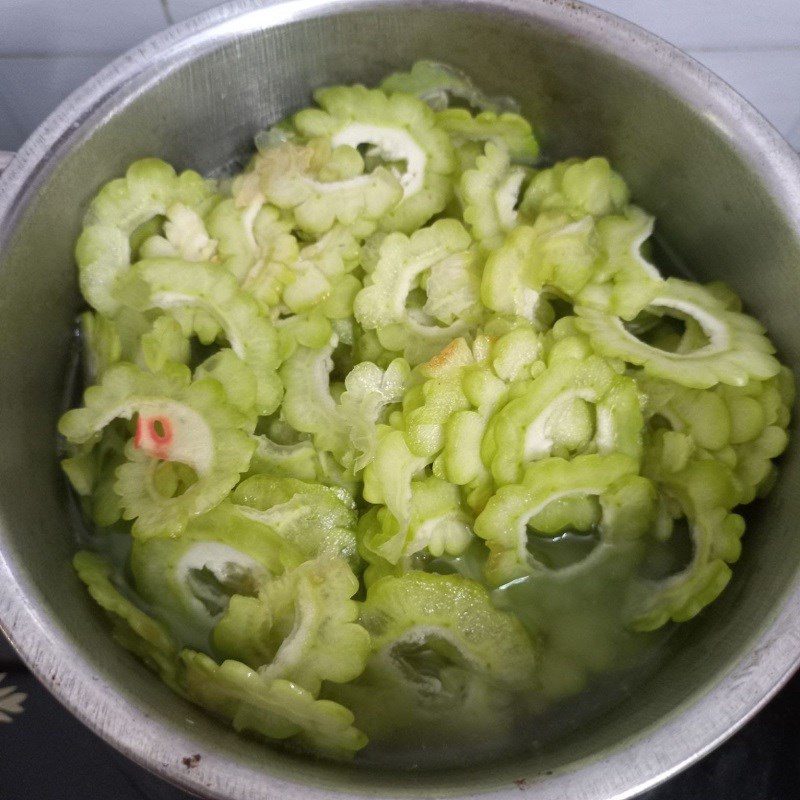 Step 3 Cook soup Bitter melon soup with dried shrimp (recipe shared by a user)