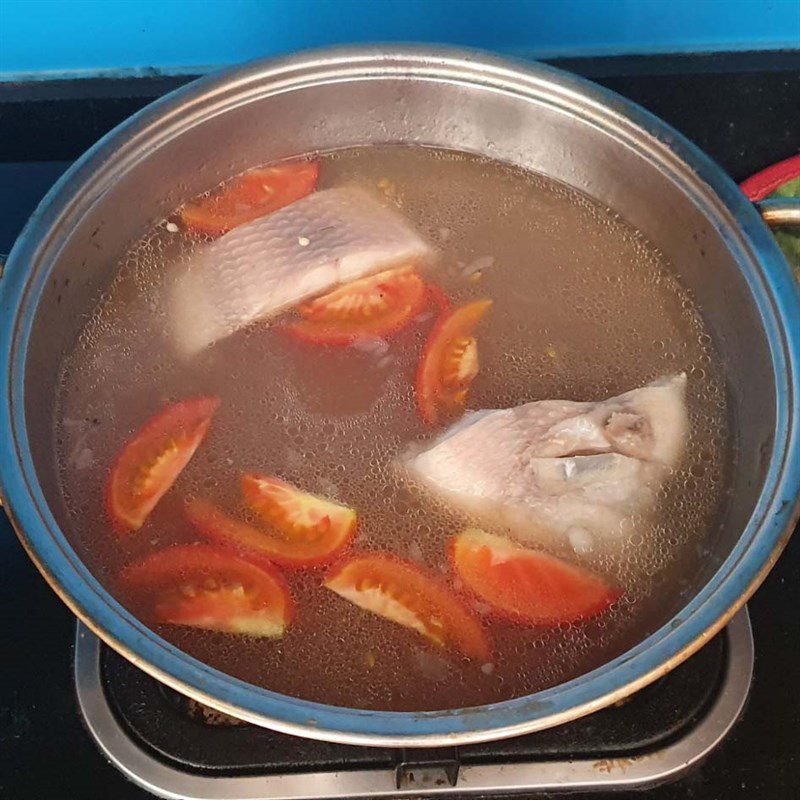 Step 3 Cook the soup Sour soup with red tilapia