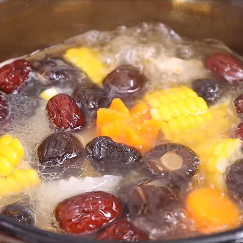 Step 4 Cook the soup for the rib soup with mushrooms and vegetables