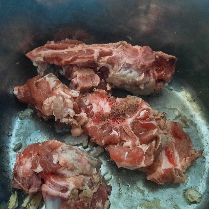 Step 2 Cook the soup for dried bamboo shoot soup with pork bones