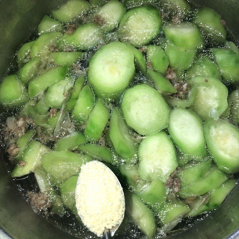 Step 3 Cook the soup Fresh shrimp and gourd soup with Chinese gourd