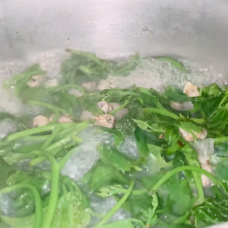 Step 4 Cook the soup of water spinach with clams