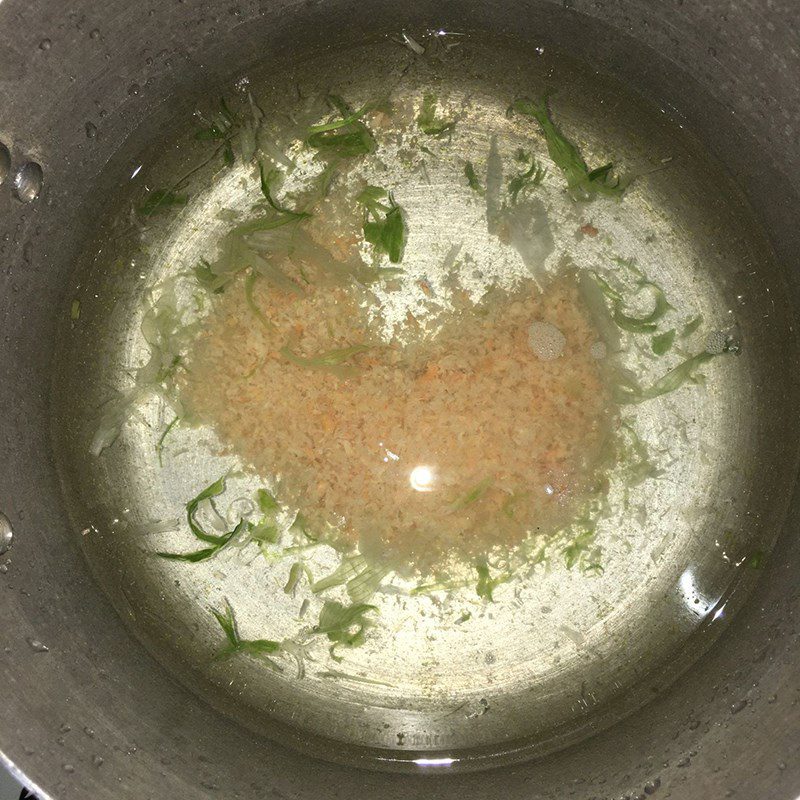 Step 3 Cooking soup Malabar spinach soup with shrimp