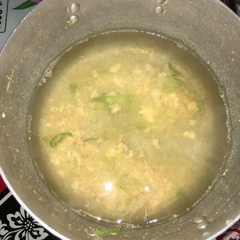 Step 3 Cooking soup Malabar spinach soup with shrimp