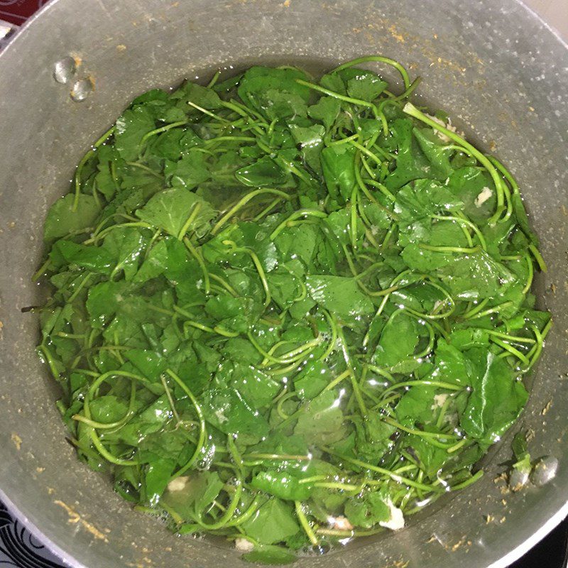 Step 3 Cooking soup Malabar spinach soup with shrimp