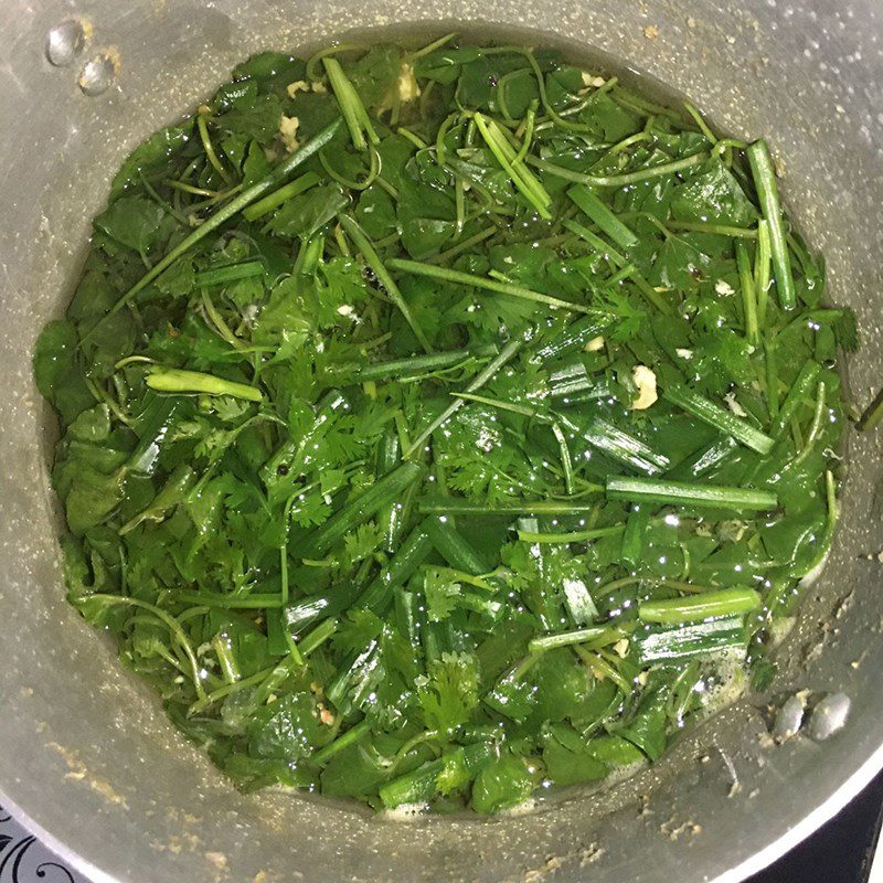 Step 3 Cooking soup Malabar spinach soup with shrimp