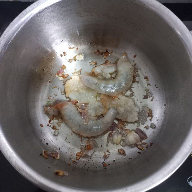 Step 3 Cook the soup Fresh shrimp moringa soup