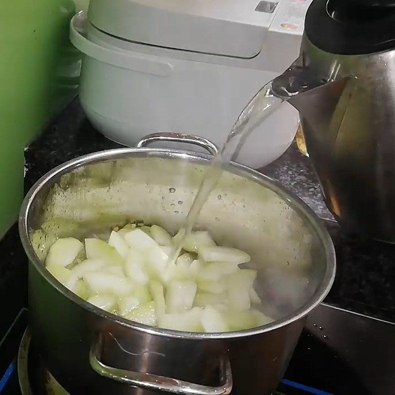 Step 3 Cook the gourd soup with scallops Scallop soup