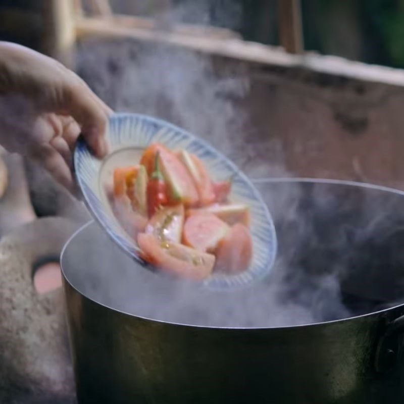 Step 3 Cooking sour soup with Garcinia fruit