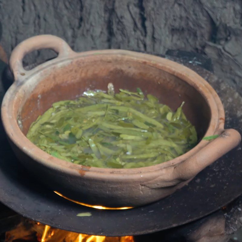 Step 4 Cooking sour crab soup with tamarind leaves