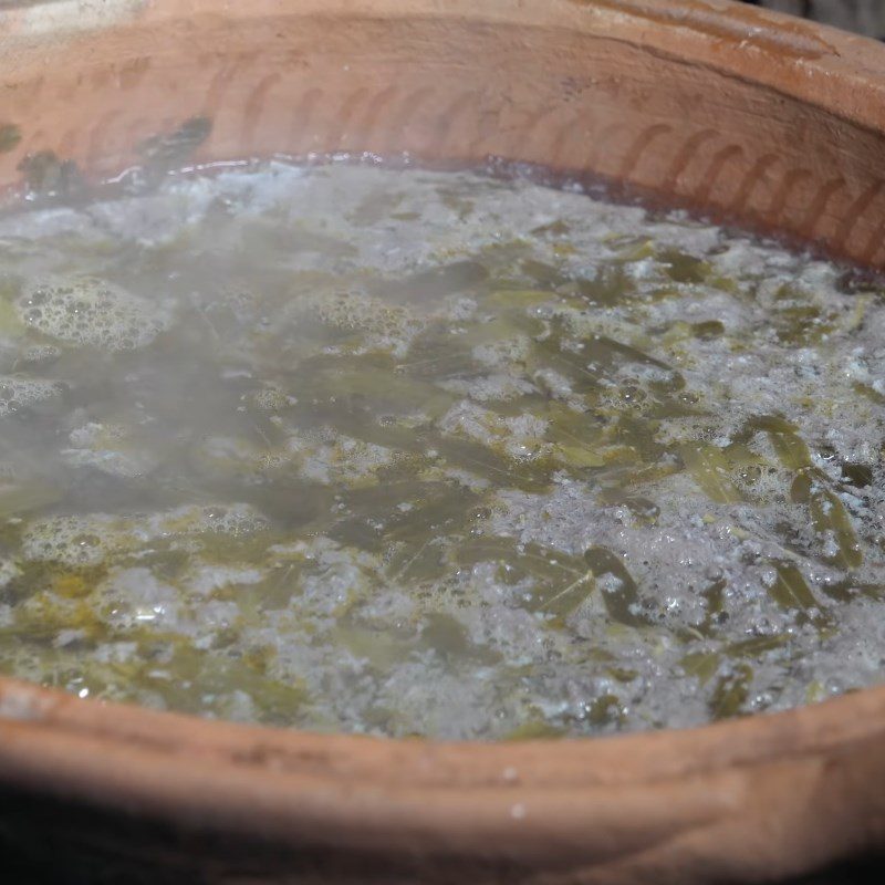 Step 4 Cooking sour crab soup with tamarind leaves