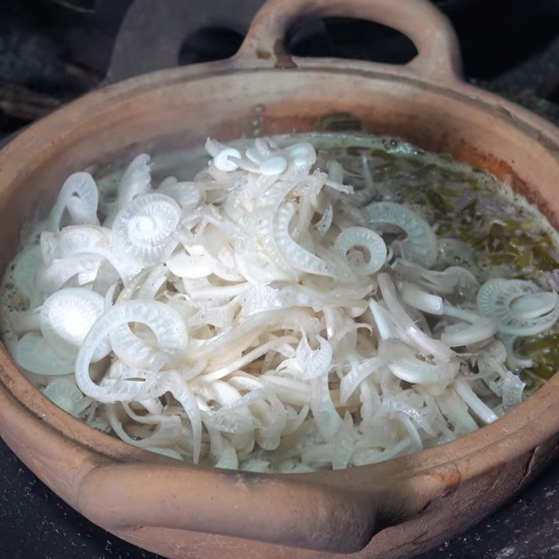 Step 4 Cooking sour crab soup with tamarind leaves