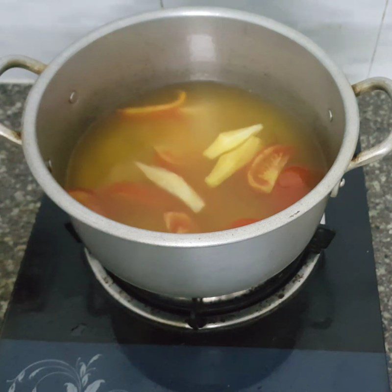 Step 5 Cook the crab soup Crab soup cooked with starfruit