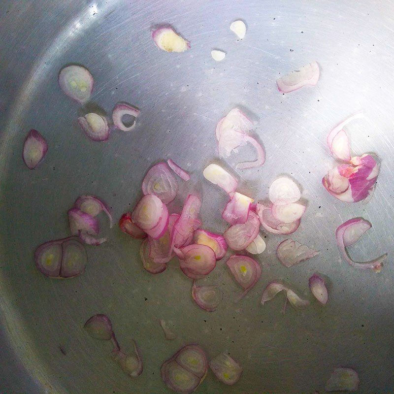 Step 3 Cook sour bamboo shoot soup with salmon Sour bamboo shoot soup with salmon