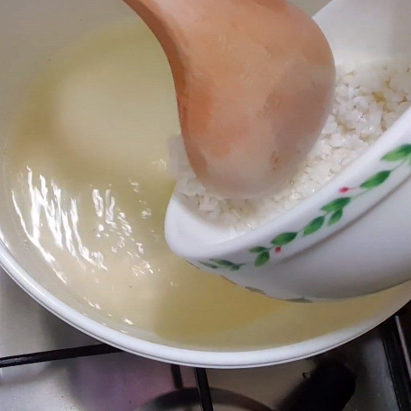 Step 3 Cooking oyster porridge with carrot and egg