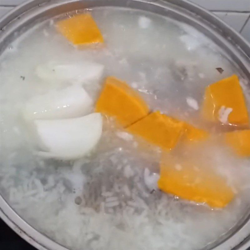 Step 3 Cook porridge, Cook snakehead fish porridge with pumpkin for weaning