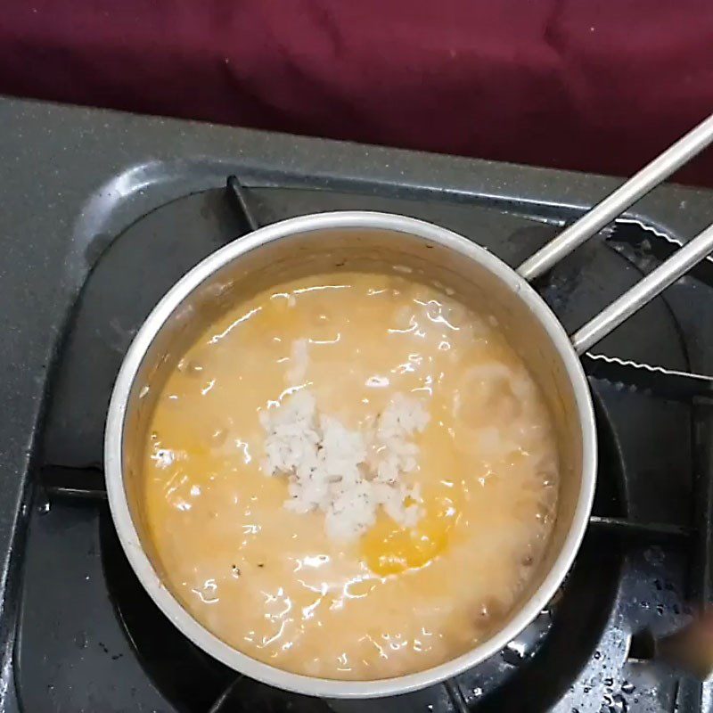 Step 3 Cooking porridge Snakehead fish carrot porridge