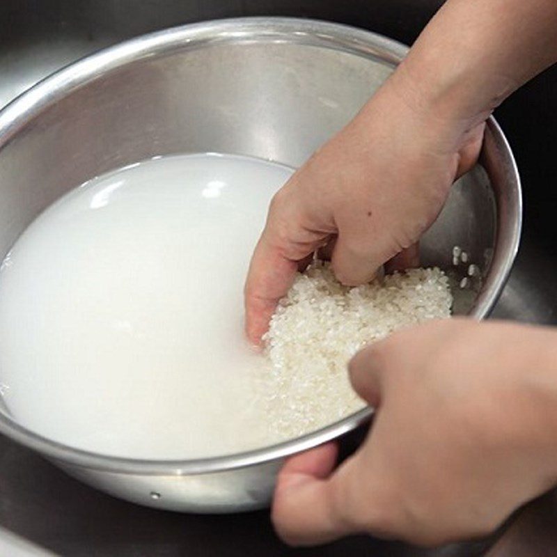 Step 2 Cooking white porridge Zucchini shrimp carrot porridge (for babies from 8 months old)