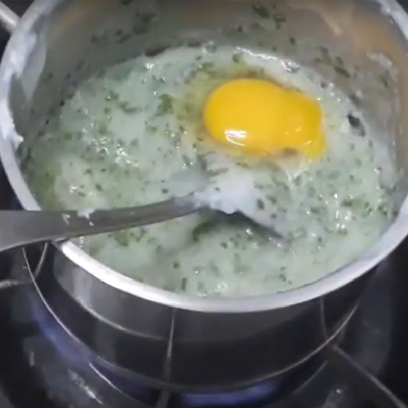 Step 2 Cooking spinach and chicken egg porridge