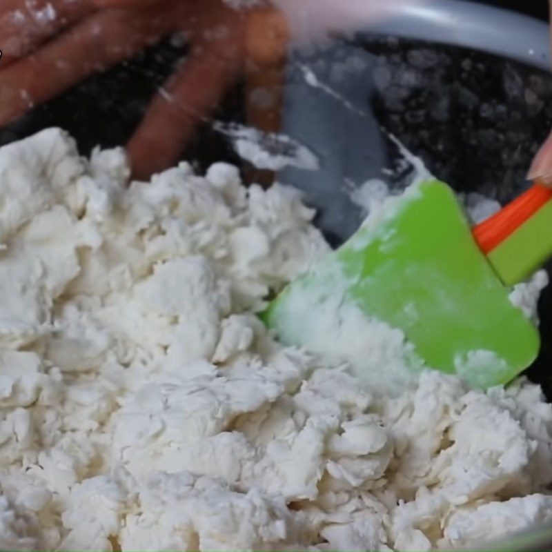 Step 2 Mixing and kneading the dough for cade buns