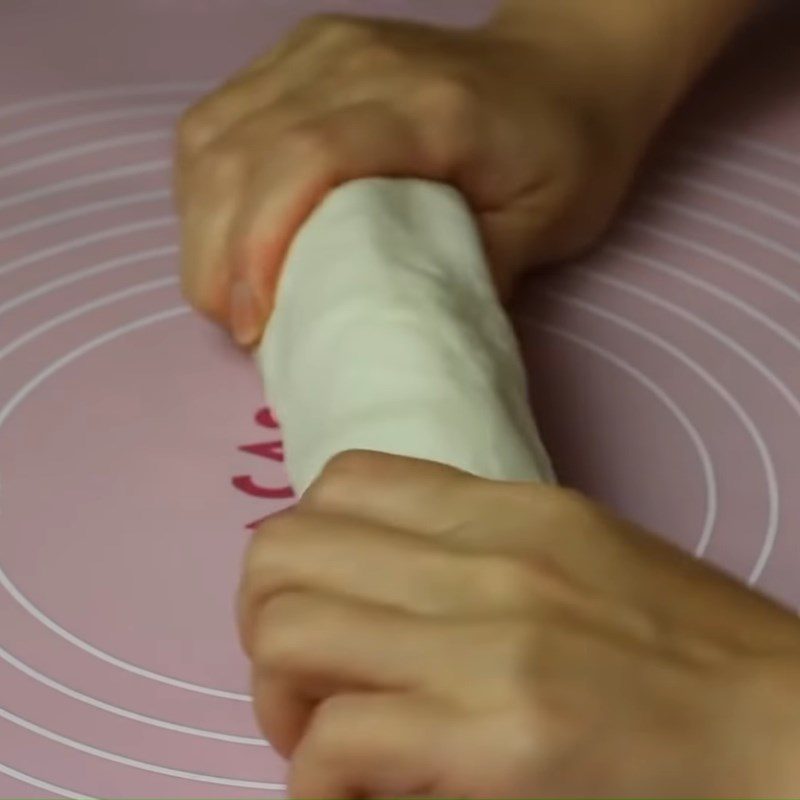 Step 2 Mixing and kneading the dough for cade buns