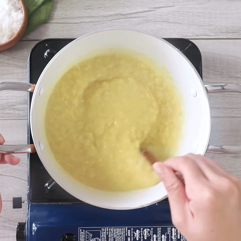 Step 2 Cook mung beans for the pandan leaf cake with mung bean filling