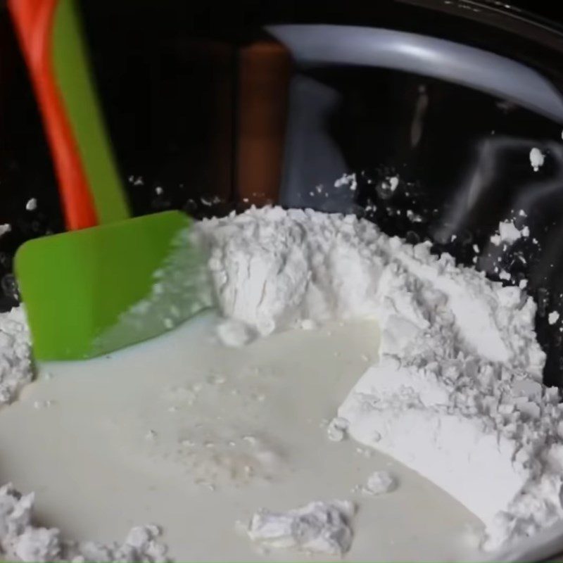 Step 2 Mixing and kneading the dough for cade buns