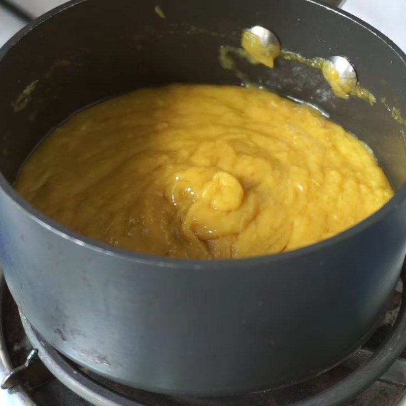 Step 1 Cook the mango sauce mixture for mango cream puffs