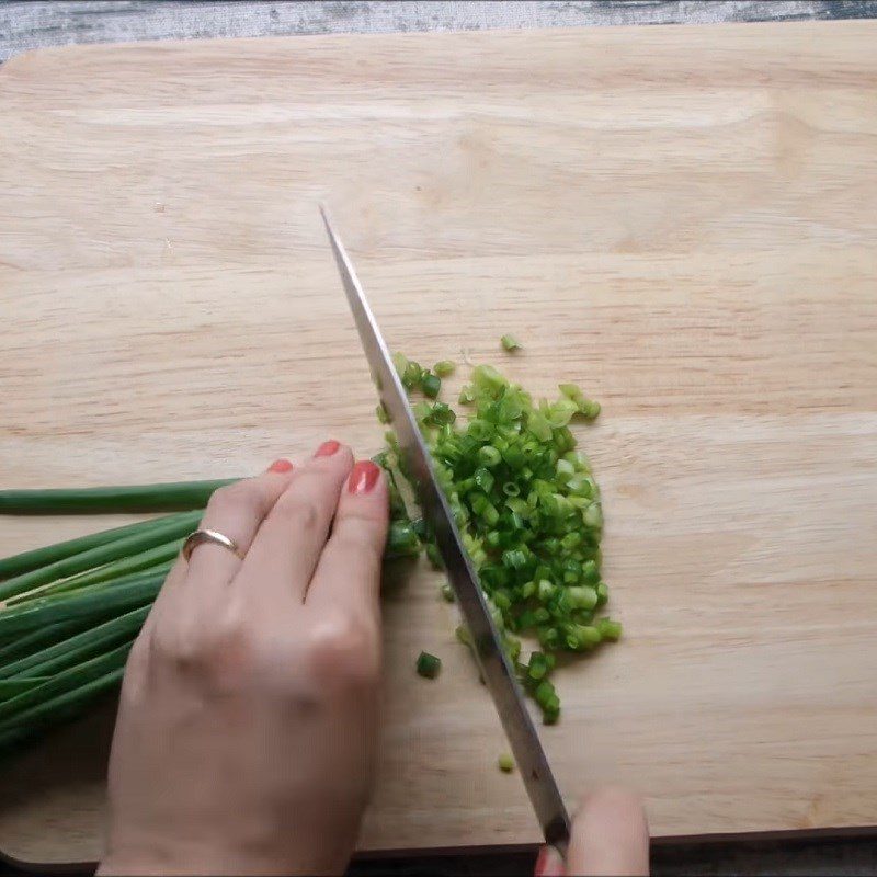 Step 4 Cook the coconut milk for sweet mung bean cakes