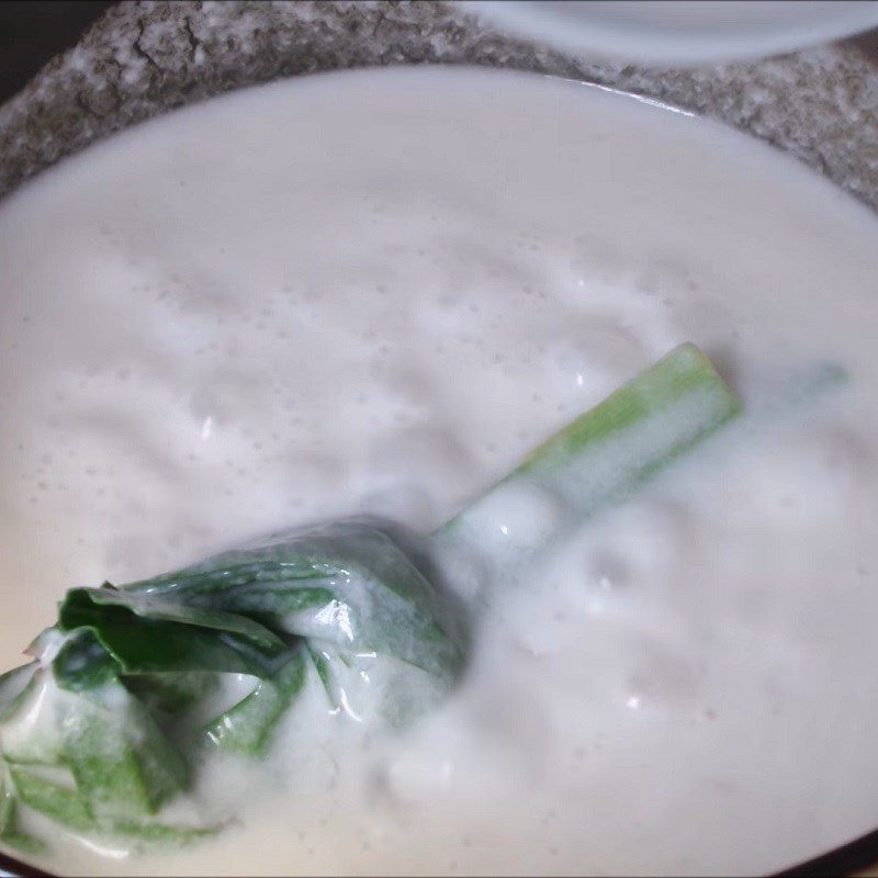 Step 4 Cook the coconut milk for sweet mung bean cakes