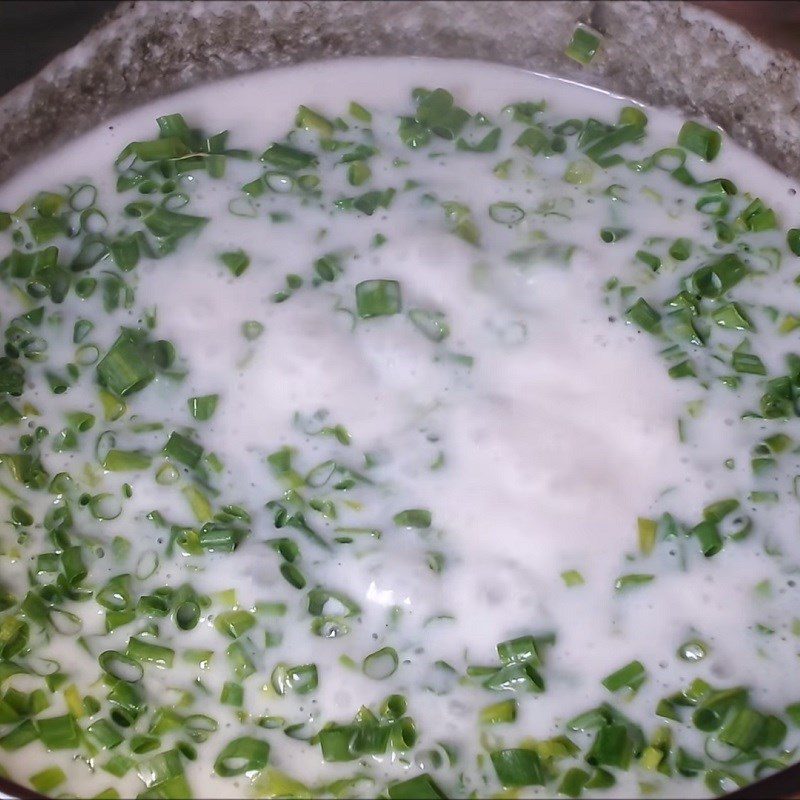 Step 4 Cook the coconut milk for sweet mung bean cakes